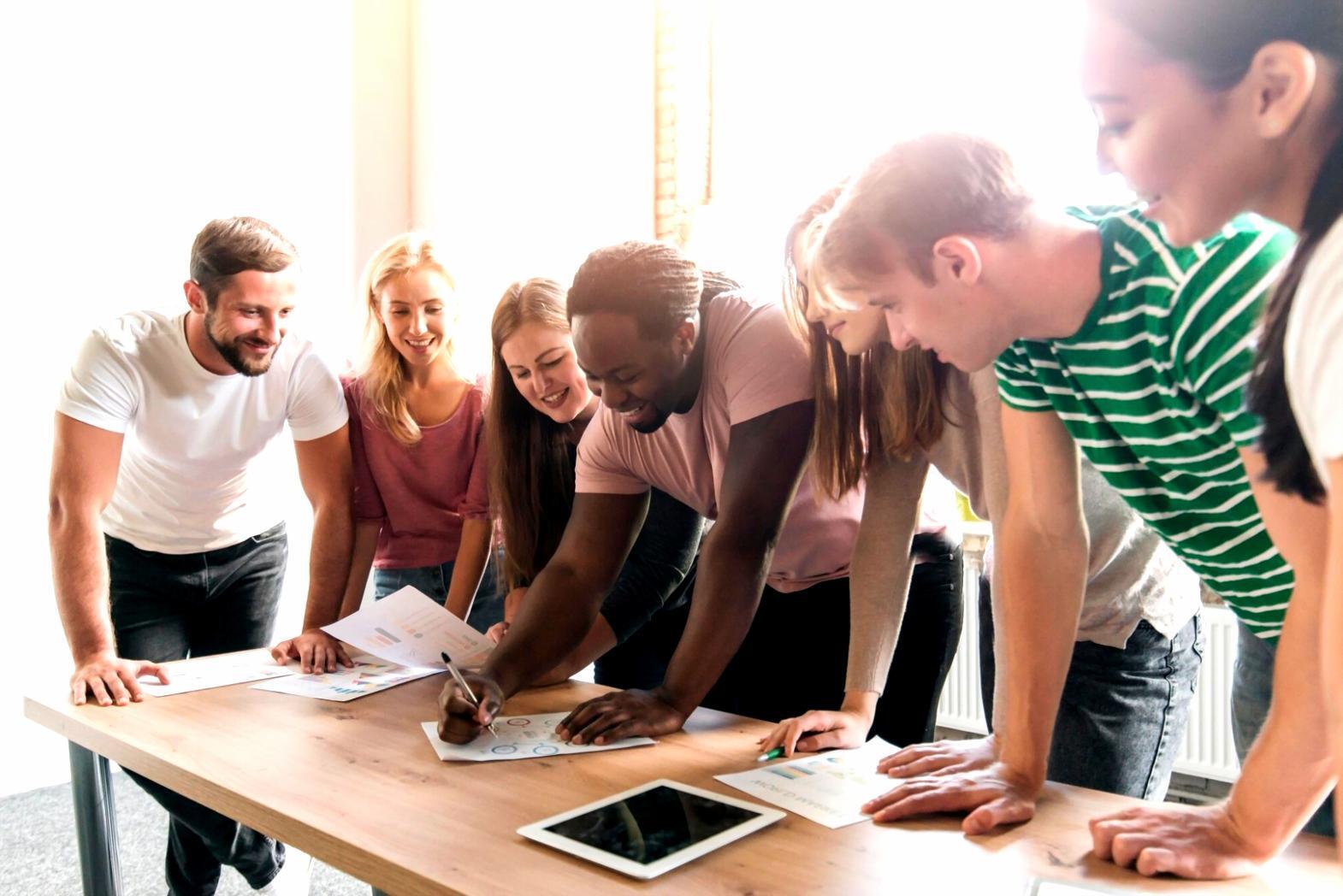 Equipo actual de levotsilnoraronivum trabajando en análisis financiero
