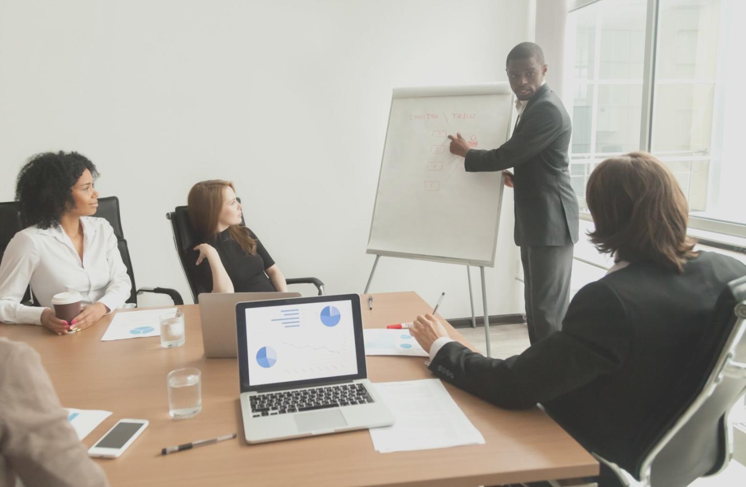 Sesión de webinar interactivo con empresarios analizando modelos de negocio